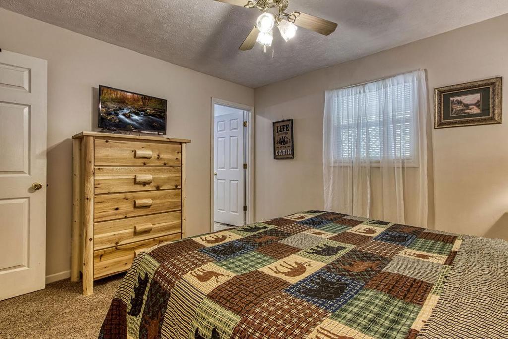 River Song, Near River, Hot Tub, Foosball, Wifi 1089 Free Tickets Each Paid Day, Dollywood And More Sevierville Esterno foto
